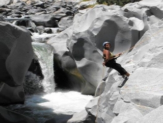  discesa in corda doppia nel fiume 